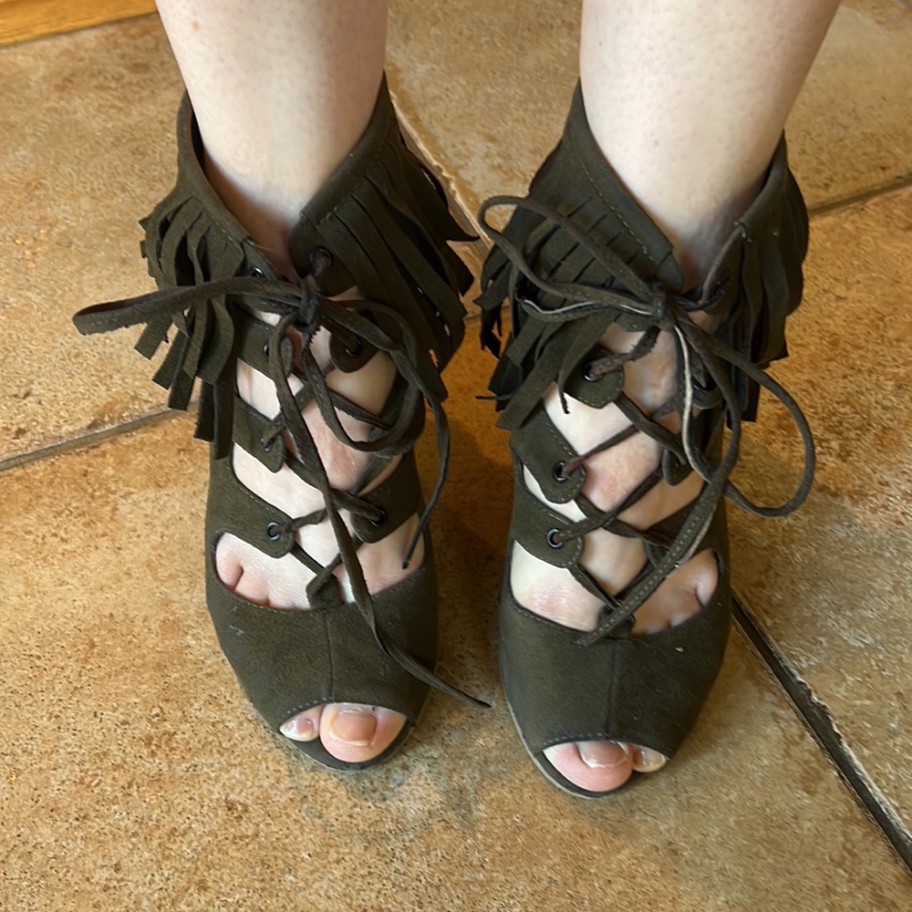 Green fringe lace up  platforms heels